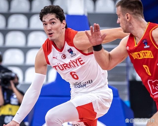 广东男篮四强战爆冷北京首钢，谢震业砍下10记关键球，全场沸腾的简单介绍